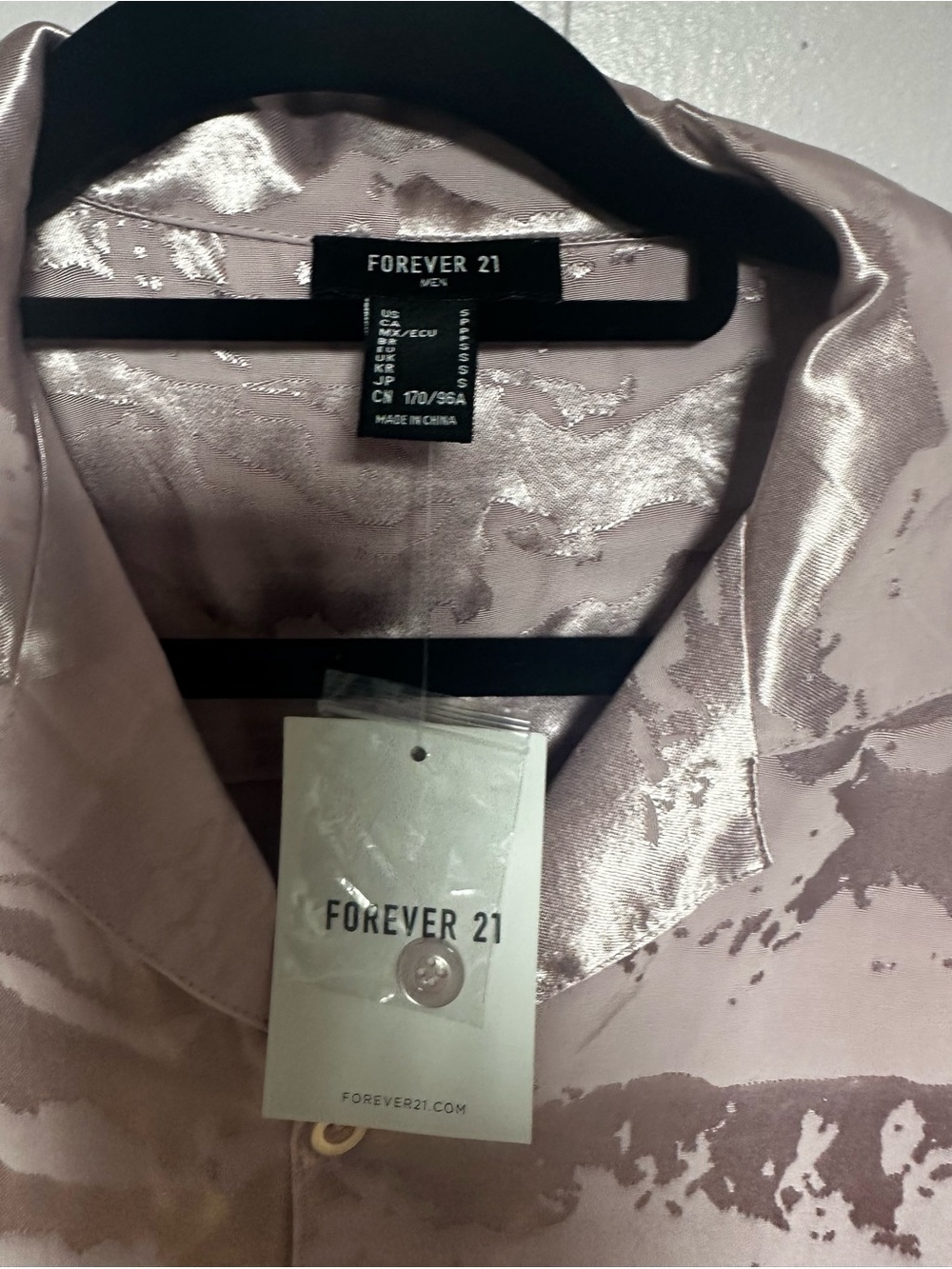 Forever 21 Men's Short-Sleeve Button-Down Shirt in Lilac Print - Picture 4 of 5